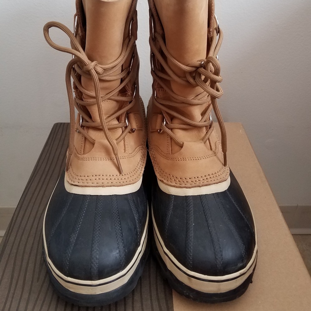 Sorel women's caribou boot size 10 color: Buff